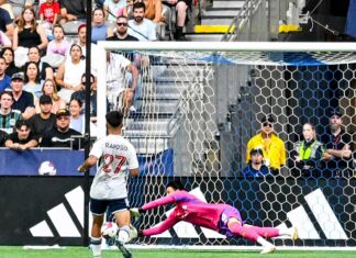 ホワイトキャップス勝利も、勝ち方にこだわるGK高丘 前半、際どいシュートに反応するGK高丘。バンクーバー・ホワイトキャップスFC対LAギャラクシー。2023年7月15日、BCプレース。Photo by Koichi Saito/Japan Canada Today