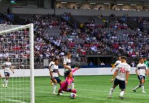 GK高丘「勝ちたかった…」、メキシコ・レオンとPK19回 リーグスカップ GK高丘、ボールに飛びつくも...。Leagues Cup 2023、Vancouver Whitecaps FC 対Club Leon。2023年7月21日、BCプレース。Photo by Koichi Saito/Japan Canada Today