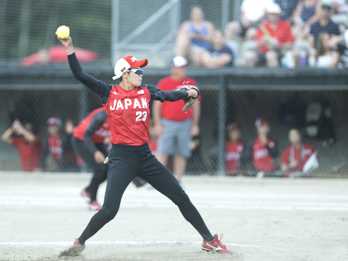 先発した三輪さくら投手。2023年7月16日、サレー市ソフトボール・シティ。Photo by D. Laird Allan/Sportswave.ca