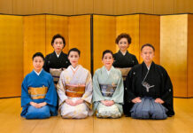 西川流四世家元 西川千雅さんに名取の「ごあいさつ」 (前方左から)西川佳洋、西川洋雪、西川洋香、西川流四世家元西川千雅師匠、(後方左から)西川流家元補佐西川陽子先生、西川流補佐西川まさ子先生。2023年5月18日、愛知県名古屋市。写真提供:西川流カナダ彩月会