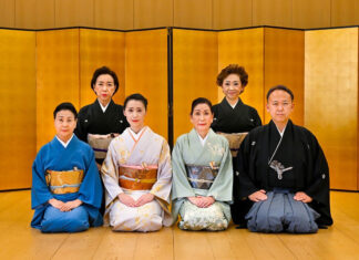 西川流四世家元 西川千雅さんに名取の「ごあいさつ」 (前方左から)西川佳洋、西川洋雪、西川洋香、西川流四世家元西川千雅師匠、(後方左から)西川流家元補佐西川陽子先生、西川流補佐西川まさ子先生。2023年5月18日、愛知県名古屋市。写真提供:西川流カナダ彩月会