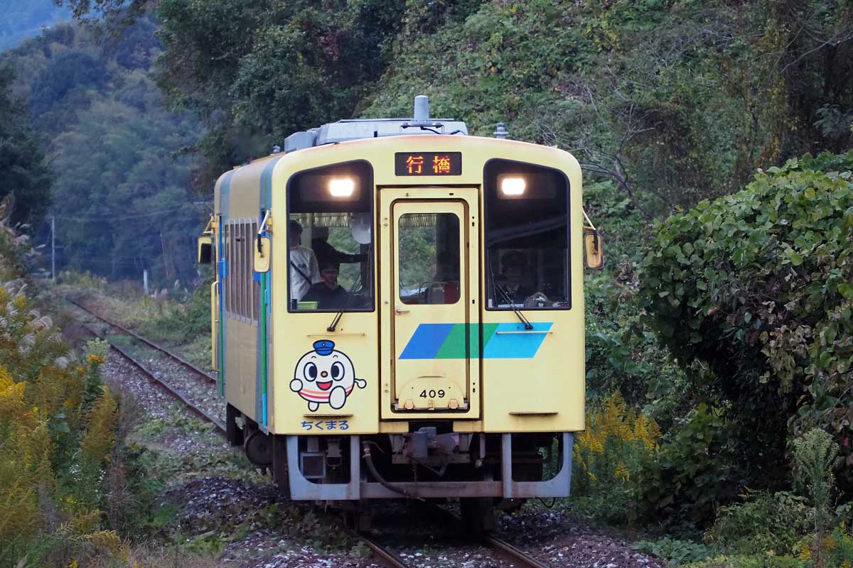 平成筑豊鉄道のディーゼル車両４００形「なのはな号」（１９年１１月１０日、福岡県赤村で大塚圭一郎撮影）