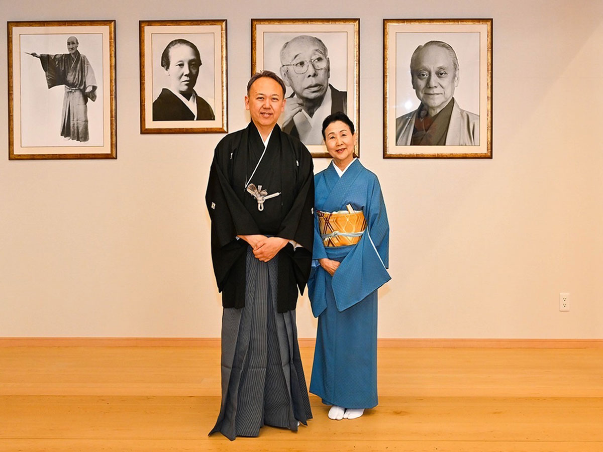 西川流四世家元西川千雅師匠（左）と西川佳洋。2023年5月18日、愛知県名古屋市。写真提供：西川流カナダ彩月会