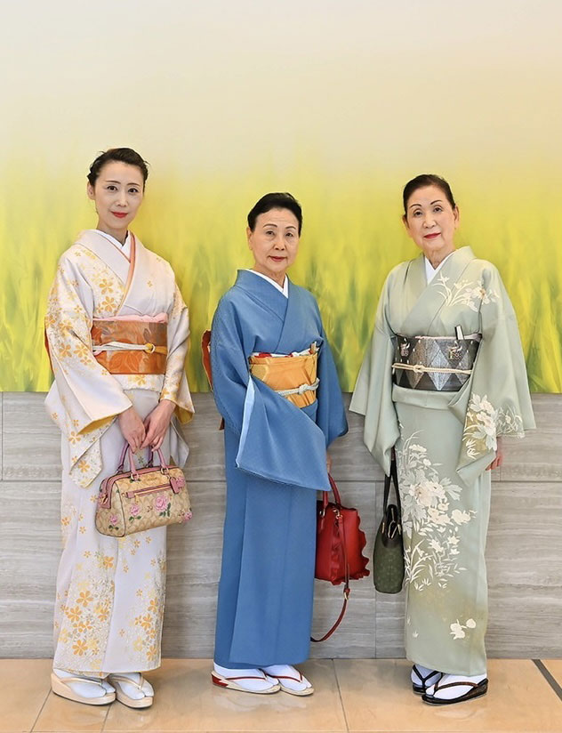 左から、西川洋雪さん、佳洋さん、洋香さん。2023年5月18日、愛知県名古屋市。写真提供：西川流カナダ彩月会