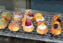 パリと東京の風を感じる和モダンなペイストリーをバンクーバーに ‘Le Pont’の一口サイズ「フレーバーエクレア」。Photo by Koichi Saito