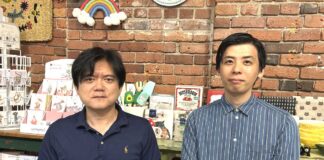 「足立区議選挙に立候補して感じた選挙に参加する意義」Crescent Moon Enterprisesオーナー佐藤広樹さんに聞く(前編) 佐藤さん(左)と久保さん。GIFT AND THINGS店内で。写真提供:佐藤広樹さん。