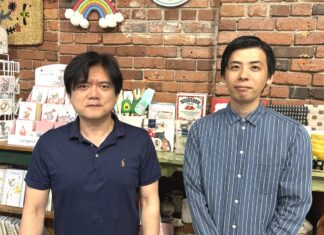 「足立区議選挙に立候補して感じた選挙に参加する意義」Crescent Moon Enterprisesオーナー佐藤広樹さんに聞く(前編) 佐藤さん(左)と久保さん。GIFT AND THINGS店内で。写真提供:佐藤広樹さん。