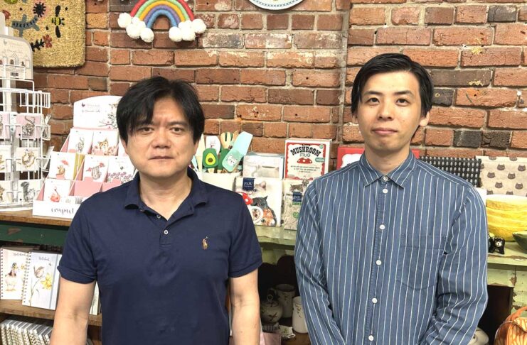 「足立区議選挙に立候補して感じた選挙に参加する意義」Crescent Moon Enterprisesオーナー佐藤広樹さんに聞く(前編) 佐藤さん(左)と久保さん。GIFT AND THINGS店内で。写真提供:佐藤広樹さん。