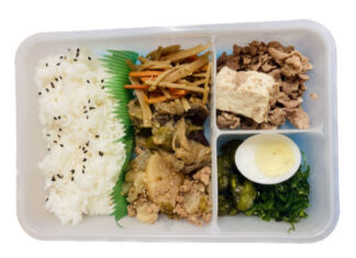 シニア向け新プログラム「日本のお弁当宅配サービス」開始 日系シニアズヘルスケア&住宅協会によるシニア向け新プログラム「日本のお弁当宅配サービス」のお弁当(一例)。写真提供:日系シニアズヘルスケア&住宅協会