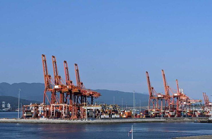 バンクーバー港の施設封鎖3日目、労使交渉再開の見通し立たず長引く恐れ バンクーバー市ウォーターフロントにあるカナダ最大の貨物港バンクーバー港。Photo by Japan Canada Today