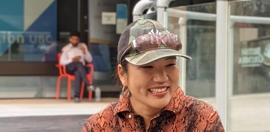 ダブルダッチプレーヤー若菜里咲さん。2023年7月23日、バンクーバー市ロブソンスクエア。Photo by Japan Canada Today