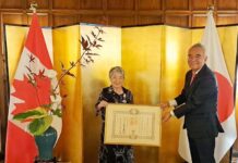 叙勲受章グレース・トミコ・フルヤ氏への勲記・勲章伝達式が在カナダ日本国大使公邸で行われる 勲記を手にするフルヤ氏(左)と山野内大使。2023年7月28日、オンタリオ州オタワ市。写真提供:在カナダ日本国大使館