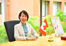 広島G7で思う「心が動いてくれればいいと思います」在広島カナダ名誉領事 石田優子氏インタビュー(前編) 在広島カナダ名誉領事に就任した広島経済大学・石田優子学長。広島経済大学内にある在広島名誉領事館で。写真提供:広島経済大学