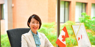 広島G7で思う「心が動いてくれればいいと思います」在広島カナダ名誉領事 石田優子氏インタビュー(前編) 在広島カナダ名誉領事に就任した広島経済大学・石田優子学長。広島経済大学内にある在広島名誉領事館で。写真提供:広島経済大学