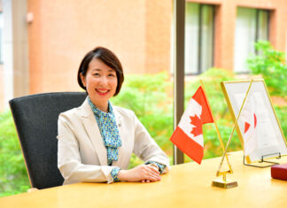 広島G7で思う「心が動いてくれればいいと思います」在広島カナダ名誉領事 石田優子氏インタビュー(前編) 在広島カナダ名誉領事に就任した広島経済大学・石田優子学長。広島経済大学内にある在広島名誉領事館で。写真提供:広島経済大学