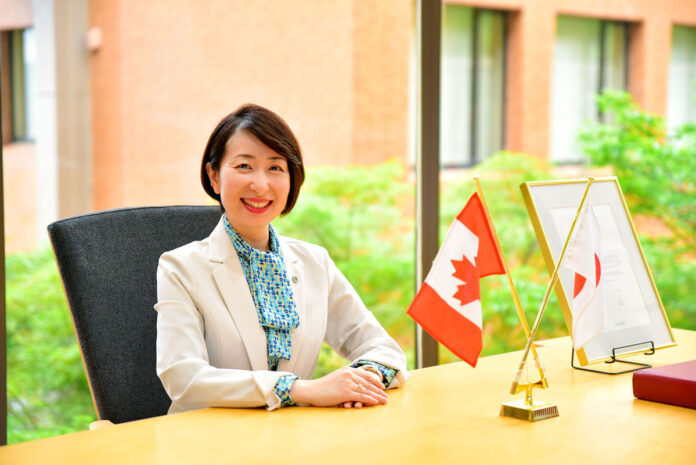 在広島カナダ名誉領事に就任した広島経済大学・石田優子学長。広島経済大学内にある在広島名誉領事館で。写真提供：広島経済大学