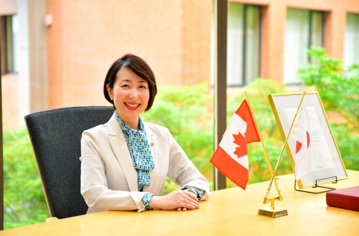 広島G7で思う「心が動いてくれればいいと思います」在広島カナダ名誉領事 石田優子氏インタビュー(前編) 在広島カナダ名誉領事に就任した広島経済大学・石田優子学長。広島経済大学内にある在広島名誉領事館で。写真提供:広島経済大学