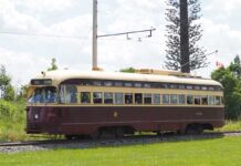 「カナダ“乗り鉄”の旅」第3回 トロントの往年の路面電車、米首都圏で今も健在! ナショナル・キャピトル路面電車博物館を走るトロント交通局(TTC)のPCCカー「4602」。ポールの下に掲げられたカナダ国旗がチャーミングだ(2022年6月25日、米メリーランド州で大塚圭一郎撮影)