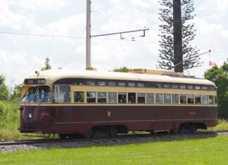 「カナダ“乗り鉄”の旅」第3回 トロントの往年の路面電車、米首都圏で今も健在! ナショナル・キャピトル路面電車博物館を走るトロント交通局(TTC)のPCCカー「4602」。ポールの下に掲げられたカナダ国旗がチャーミングだ(2022年6月25日、米メリーランド州で大塚圭一郎撮影)