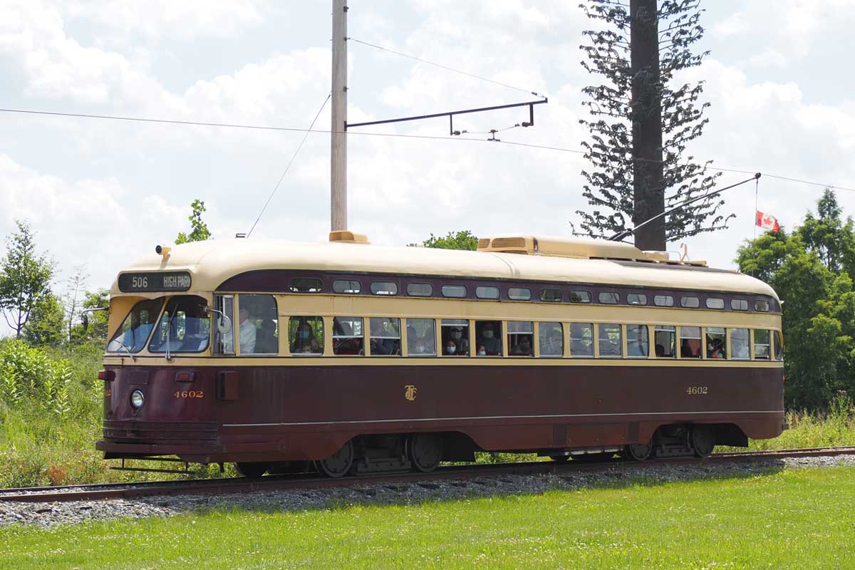 ナショナル・キャピトル路面電車博物館を走るトロント交通局（ＴＴＣ）のＰＣＣカー「４６０２」。ポールの下に掲げられたカナダ国旗がチャーミングだ（２０２２年６月２５日、米メリーランド州で大塚圭一郎撮影）