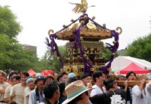 第48回パウエル・ストリート・フェスティバル「今年は日系カナダ人アーティストのパフォーマンスが熱い!」 パウエル祭に日本の夏祭りを運ぶ楽一の神輿。今年は大きい神輿に、山車も出て、涼しげな音色でバンクーバーに日本の夏を演出した。2023年8月5日、バンクーバー市オッペンハイマー公園。Photo by Japan Canada Today