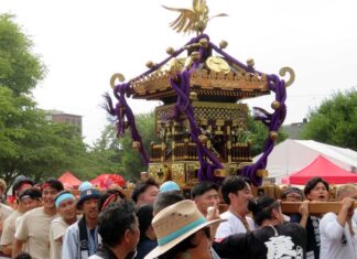 盛り上がったパウエル祭2023、最も長い歴史を誇る日系の祭りを満喫 パウエル祭に日本の夏祭りを運ぶ楽一の神輿。今年は大きい神輿に、山車も出て、涼しげな音色でバンクーバーに日本の夏を演出した。2023年8月5日、バンクーバー市オッペンハイマー公園。Photo by Japan Canada Today