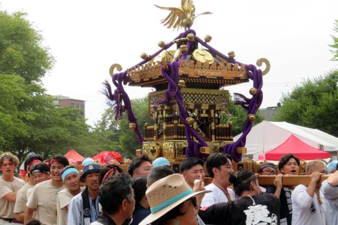 パウエル祭に日本の夏祭りを運ぶ楽一の神輿。今年は大きい神輿に、山車も出て、涼しげな音色でバンクーバーに日本の夏を演出した。2023年8月5日、バンクーバー市オッペンハイマー公園。Photo by Japan Canada Today