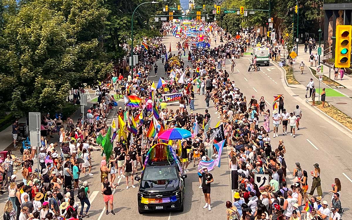 ダウンタウンを行進するプライドパレード。2023年8月6日、バンクーバー市。Photo by Koichi Saito