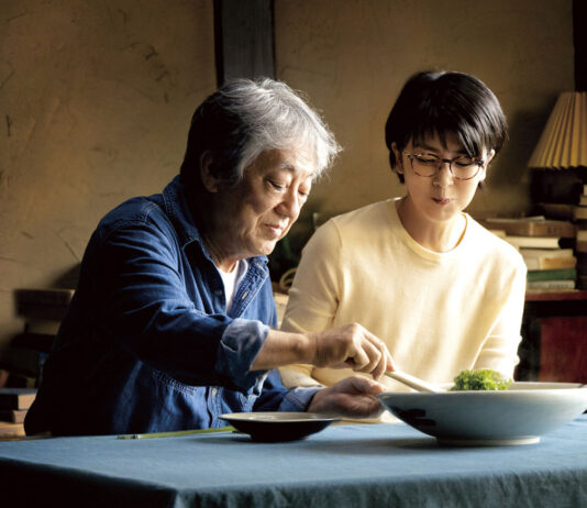 「土を喰らう十二ヵ月」の鑑賞チケットを1組2名様にプレゼント! 料理をいただくツトム(沢田研二)と真知子(松たか子)。©2022「土を喰らう十二ヵ月」製作委員会/©“The Zen Diary” Film Partners