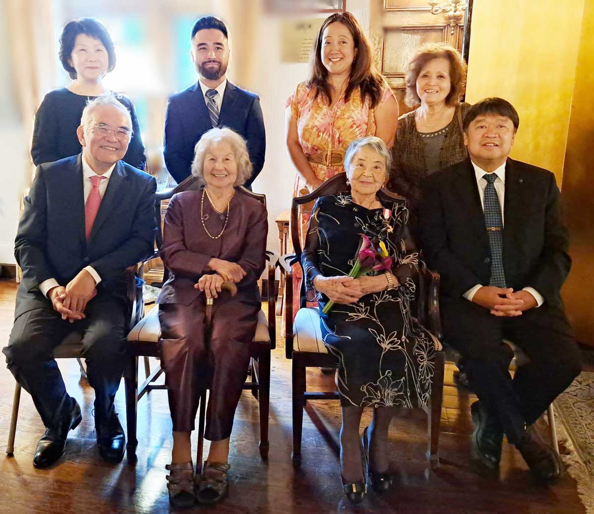 フルヤ氏（前列右から2番目）を囲んで。オタワ日系コミュニティー、山野内大使（前列左端）と共に。2023年7月28日、オンタリオ州オタワ市。写真提供：在カナダ日本国大使館