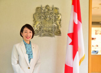 「カナダと日本は力強いパートナー」 在広島カナダ名誉領事 石田優子氏インタビュー(後編) 在広島カナダ名誉領事に就任した広島経済大学・石田優子学長。広島経済大学内にある在広島名誉領事館で。写真提供:広島経済大学