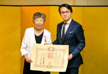Ms. Coles received the Order of the Rising Sun, Gold and Silver Rays Ms. Coles (Left) and Consulate General Maruyama on December 27, 2022 in Vancouver. Photo by Koichi Saito