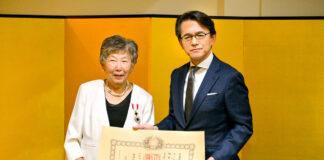 Ms. Coles received the Order of the Rising Sun, Gold and Silver Rays Ms. Coles (Left) and Consulate General Maruyama on December 27, 2022 in Vancouver. Photo by Koichi Saito