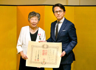 Ms. Coles received the Order of the Rising Sun, Gold and Silver Rays Ms. Coles (Left) and Consulate General Maruyama on December 27, 2022 in Vancouver. Photo by Koichi Saito