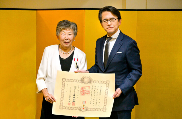 Ms. Coles received the Order of the Rising Sun, Gold and Silver Rays Ms. Coles (Left) and Consulate General Maruyama on December 27, 2022 in Vancouver. Photo by Koichi Saito