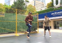 「ダブルダッチをオリンピック種目に」若菜里咲さんの挑戦(後編) 前後から下りてくるなわを跳びながら軽快なステップでダンスを披露する若菜さんに参加者たちの歓声があがった。2023年7月23日、バンクーバー市ロブソンスクエア。撮影:池田茜音