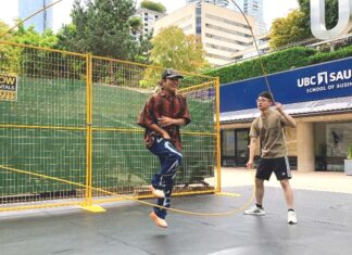 「ダブルダッチをオリンピック種目に」若菜里咲さんの挑戦(後編) 前後から下りてくるなわを跳びながら軽快なステップでダンスを披露する若菜さんに参加者たちの歓声があがった。2023年7月23日、バンクーバー市ロブソンスクエア。撮影:池田茜音