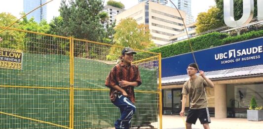 前後から下りてくるなわを跳びながら軽快なステップでダンスを披露する若菜さんに参加者たちの歓声があがった。2023年7月23日、バンクーバー市ロブソンスクエア。撮影：池田茜音