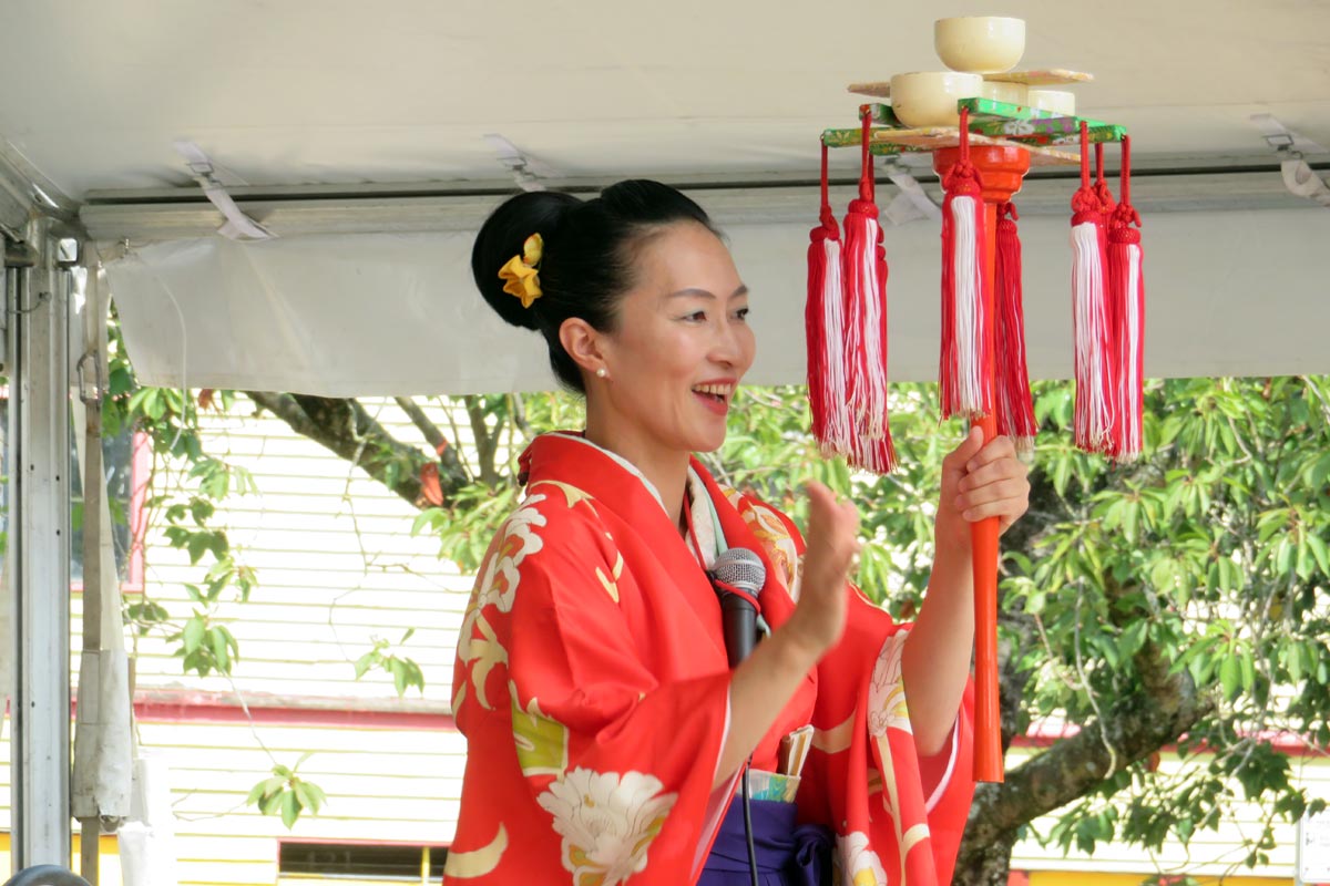 大神楽を披露する鏡味さん。2023年8月5日、バンクーバー市オッペンハイマー公園。Photo by Japan Canada Today