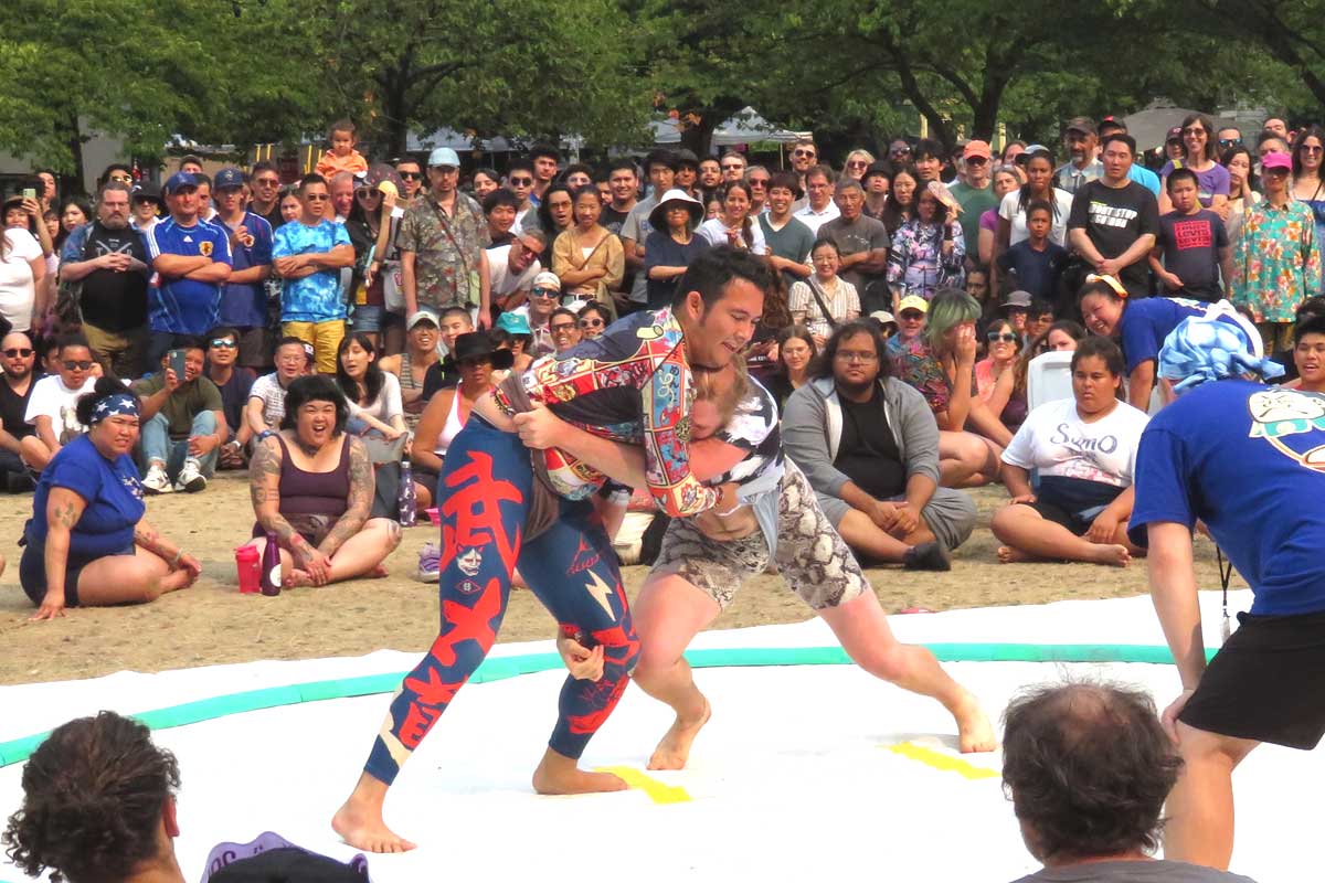 パウエル祭が最も盛り上がるイベントの一つ、相撲大会。主催はバンクーバー相撲トレーニング。上級者が登録するA組の白熱した取組に観衆も大声援を送る。2023年8月6日、バンクーバー市オッペンハイマー公園。Photo by Japan Canada Today