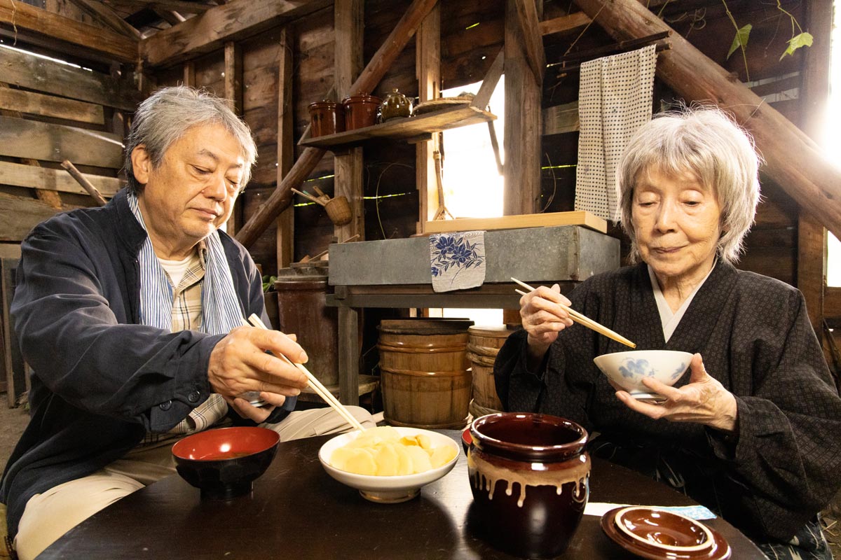 最後まで素敵な女優だったチエ役の奈良岡朋子（右）。©2022「土を喰らう十二ヵ月」製作委員会/©“The Zen Diary” Film Partners