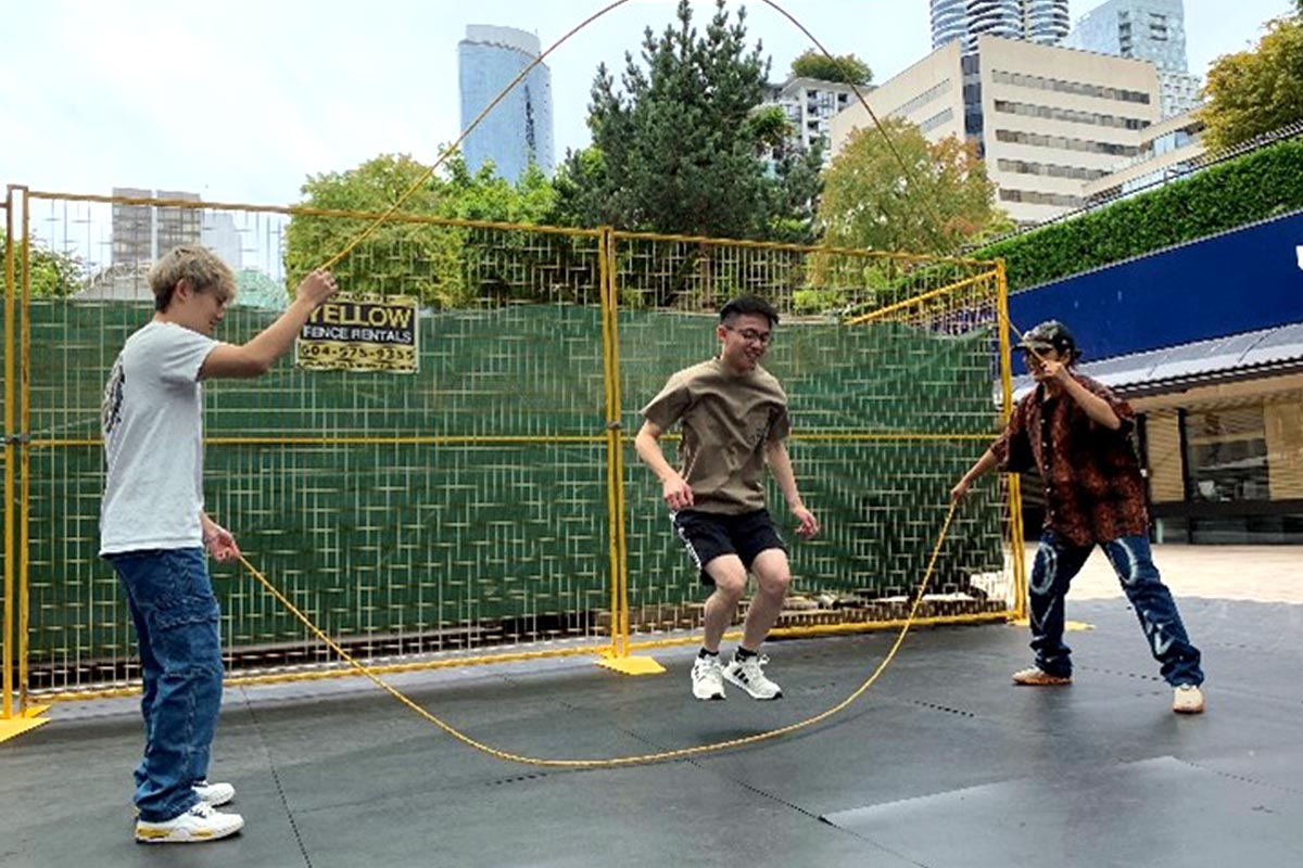 香港でダブルダッチの経験があるChalieさん。今回の「Let’s Play Double Dutch」には、若菜さんのイベントを聞きつけ直接連絡を取って参加した。「あまりダブルダッチをする機会がなかったので参加できてよかった」とうれしそうに話した。2023年7月23日、バンクーバー市ロブソンスクエア。撮影：池田茜音