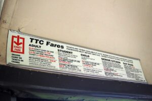 ＴＴＣのＰＣＣカー「４６０２」の車内に掲示された運賃表（２２年６月２５日、米メリーランド州で大塚圭一郎撮影）