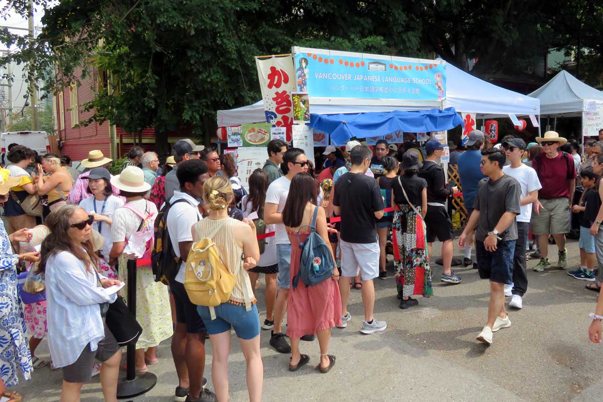 屋台の前には今年も長蛇の列。2023年8月5日、バンクーバー市オッペンハイマー公園。Photo by Japan Canada Today