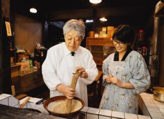 「土を喰らう十二ヵ月(The Zen Diary)」中江裕司監督インタビュー 料理を教えるツトム(沢田研二)。©2022「土を喰らう十二ヵ月」製作委員会/©“The Zen Diary” Film Partners