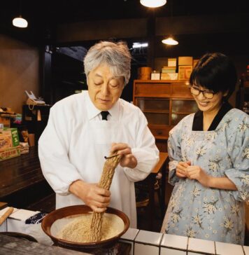 「土を喰らう十二ヵ月(The Zen Diary)」中江裕司監督インタビュー 料理を教えるツトム(沢田研二)。©2022「土を喰らう十二ヵ月」製作委員会/©“The Zen Diary” Film Partners