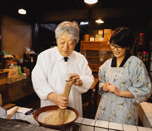 「土を喰らう十二ヵ月(The Zen Diary)」中江裕司監督インタビュー 料理を教えるツトム(沢田研二)。©2022「土を喰らう十二ヵ月」製作委員会/©“The Zen Diary” Film Partners