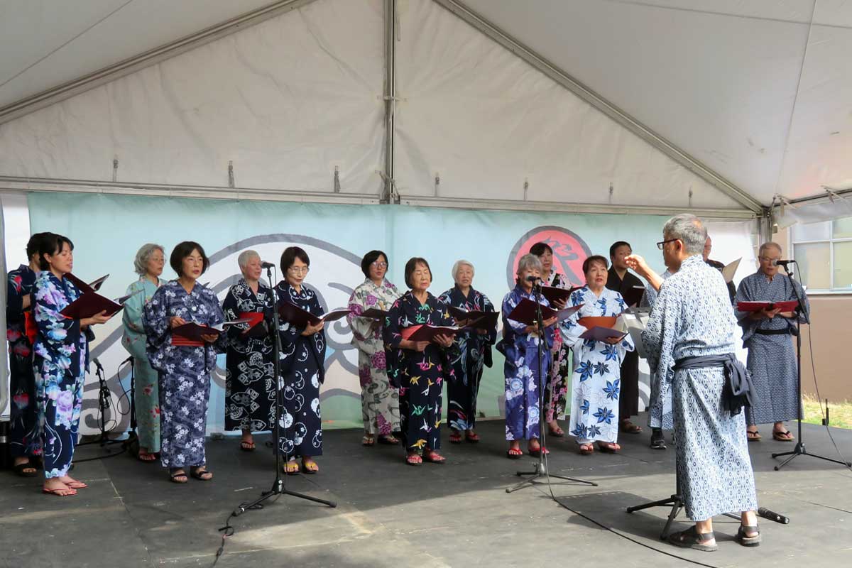 さくらシンガーズが日本の童謡を披露。観衆からはアンコールも。2023年8月5日、バンクーバー市ストリートステージ（ジャクソン&アレキサンダー通り）。Photo by Japan Canada Today