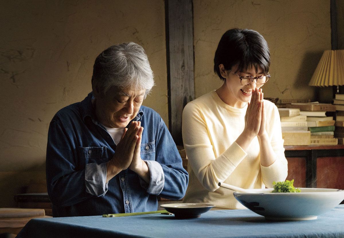 料理をいただくツトム（沢田研二）と真知子（松たか子）。©2022「土を喰らう十二ヵ月」製作委員会/©“The Zen Diary” Film Partners