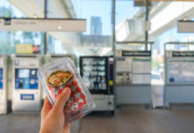 バンクーバーでスカイトレインの新しい「寿司の自動販売機」が破壊される コッキトラム市のLafarge Lake-Douglas Stationに設置されたすしの自動販売機。2023年8月3日。Photo from Translink website